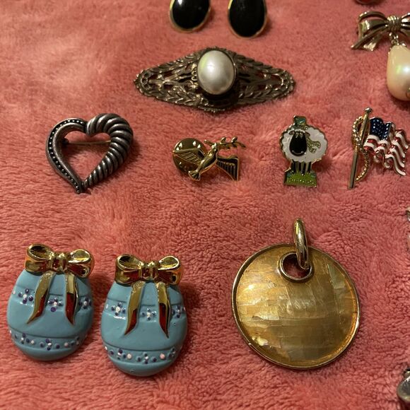 Vintage Estate Jewelry Lot Earrings Pairs Pin Pendants 33 Pcs - Picture 3 of 16